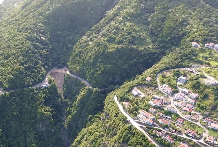 A conclusão da estrada transformou a mobilidade da ilha e se tornou um símbolo de determinação e engenhosidade coletiva. 