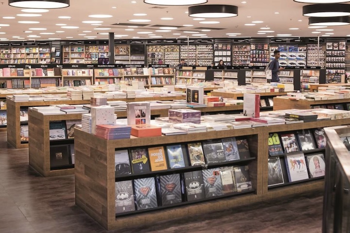 O gestor também contesta a justificativa das editoras de que o plástico protege o livro contra danos, alegando que essa proteção é meramente temporária.-Divulgac?a?o