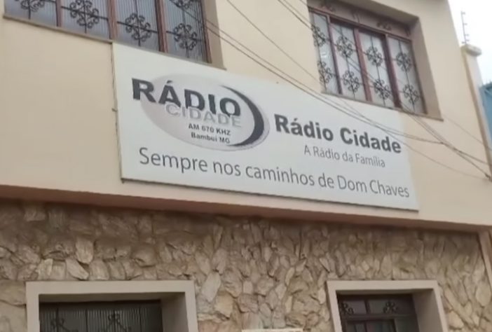 Locutor critica obra de restauração da Santa Ceia e é agredido por padre ao vivo - Reprodução/YouTube