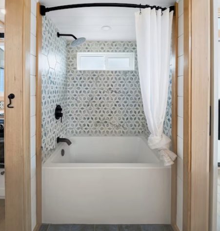 Minicasa de 26 m² tem mezanino e até banheira — Divulgação/Spindrift Homes