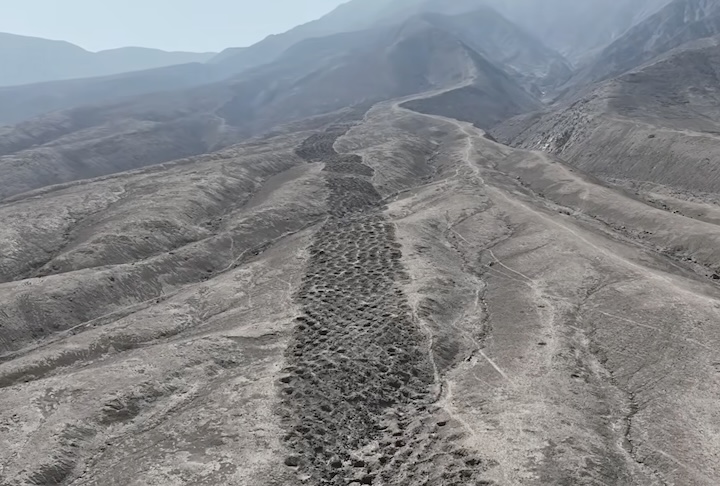 O local se estende por aproximadamente 1,5 km acima do Vale do Pisco e reúne cerca de 5.200 depressões circulares. 