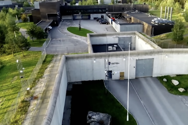 AtÃ© mesmo detalhes como o acabamento arredondado das paredes externas para suavizar a aparÃªncia da prisÃ£o foram implementados. 