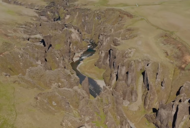 A Ã¡rea Ã© conhecida pela intensa atividade sÃ­smica e por ser um ponto de encontro de placas tectÃŽnicas. 