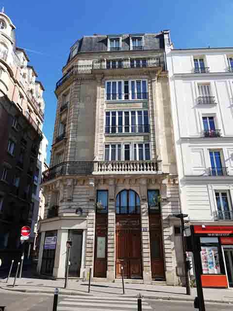 Apenas dois anos apÃ³s sua morte, o sistema braille foi oficialmente adotado pelo Instituto Nacional de Jovens Cegos e, a partir daÃ­, comeÃ§ou a se espalhar pelo mundo. 
