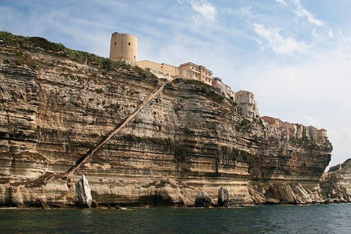 Escadaria do Rei de Aragão em Bonifacio, Costa de Córsega - Wikimedia Commons/Jean-Pol GRANDMONT