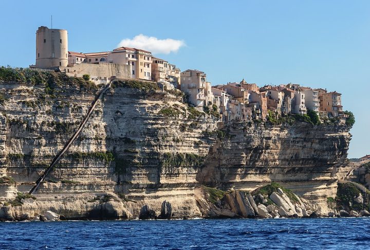 A cidade é famosa por suas construções que parecem pairar perigosamente sobre falésias de calcário branco. 