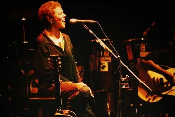 Em 1994, veio “Cássia Eller ao Vivo”, registro de uma fase mais madura nos palcos. Dois anos depois, lançou “Cássia Eller” (1996), com produção de Guto Graça Mello, que trouxe uma sonoridade mais pop e sofisticada. 
