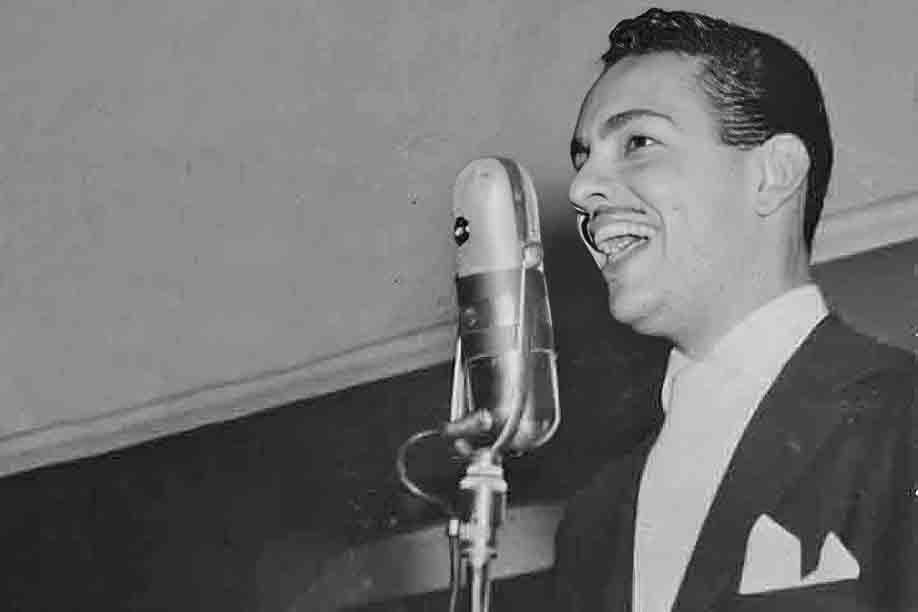 No início da década de 1950, Cauby mudou-se para o Rio de Janeiro em busca de oportunidades profissionais. Começou cantando em cassinos e programas de calouros, onde sua voz potente e afinadíssima rapidamente chamou atenção de produtores e radialistas. 
