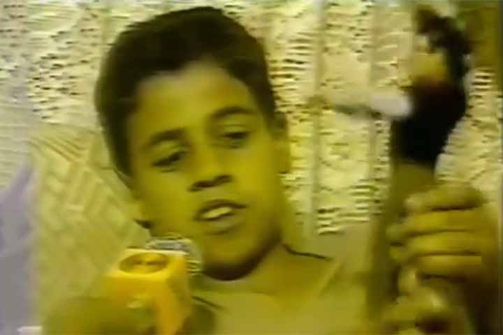 Hamilton de Holanda mudou-se para Brasília com apenas 11 meses de idade, onde cresceu em um ambiente musical, influenciado por sua família de músicos nordestinos. 