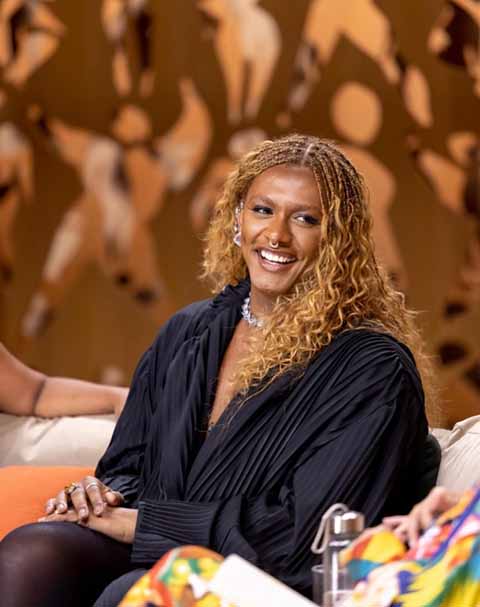 Nascida em Araraquara (SP), Liniker foi criada pela mãe e teve uma infância marcada por brincadeiras de rua e pela música. Embora tenha mostrado talento vocal desde cedo, possuía certa timidez justamente por viver entre profissionais.