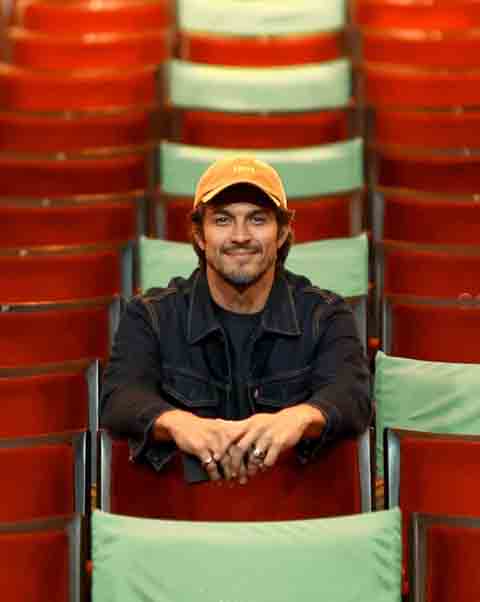 Em 2008, firmou contrato com a RecordTV e viveu o mutante Draco em “Caminhos do Coração” e “Os Mutantes”, ganhando destaque como um dos antagonistas mais marcantes da trama. Na última parte da trilogia, “Promessas de Amor”, de 2009, seu personagem passou por uma transformação que o tornou co-protagonista da história.
