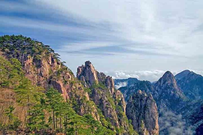 Paisagem do Monte Huangshan - Pico Tiandu: trilha de 3.888 degraus, Huangshan, China - Chi King/Wikimédia commons