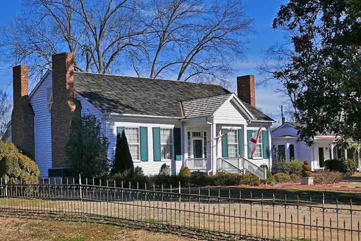 Helen Keller, a escritora surdo-cega que conquistou um bacharelado