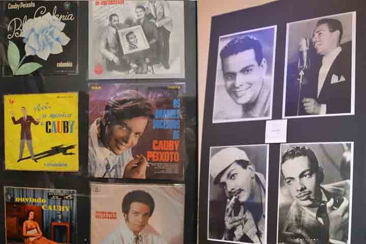 A inauguração apresentou três mostras simultâneas. Uma delas reunia materiais raros sobre a trajetória de Cauby, explorando sua estética e presença cênica.
