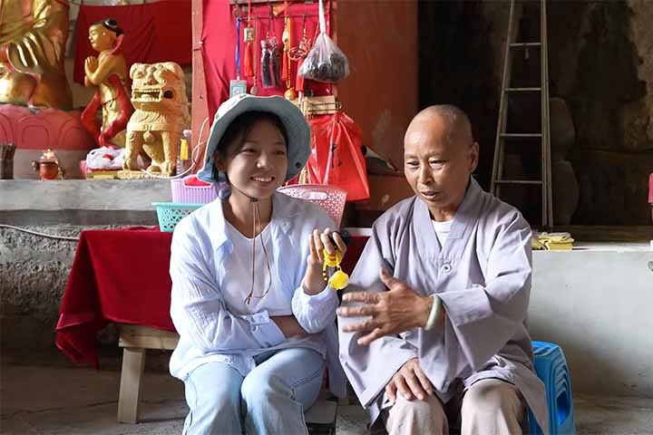 Segundo informações do portal xataka, a mulher tem como visitantes alguns poucos peregrinos durante o ano.
