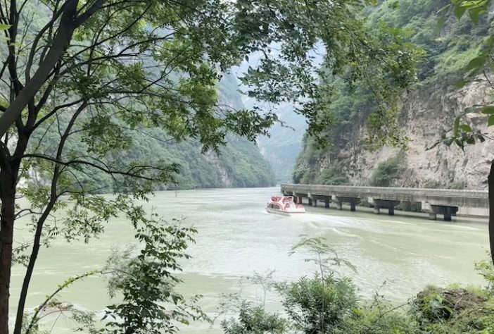 Família vive isolada em ilha no meio de um rio profundo e cercado por cânions - Reprodução/YouTube