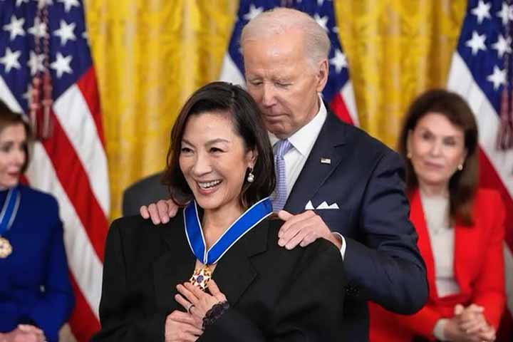 A relação de Michelle Yeoh com o festival é antiga. Ela integrou o júri oficial em 1999, muito antes de se tornar um dos nomes mais celebrados da indústria. 
