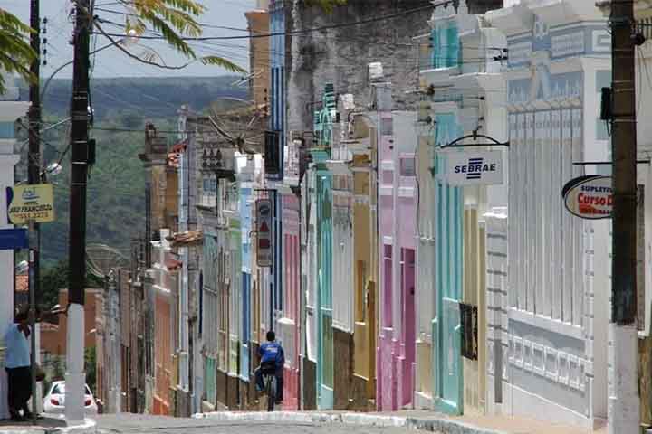 A economia local gira em torno do turismo, do comércio e do artesanato, com destaque para peças inspiradas no barroco e nas tradições ribeirinhas. 
