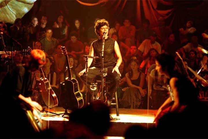 Em 2001, no auge da carreira, Cássia lançou o “Acústico MTV”, um dos discos mais importantes de sua trajetória. O álbum reuniu releituras de sucessos anteriores e faixas como “Malandragem”, “E.C.T.” e “Luz dos Olhos”, com arranjos que destacavam sua força interpretativa. 
