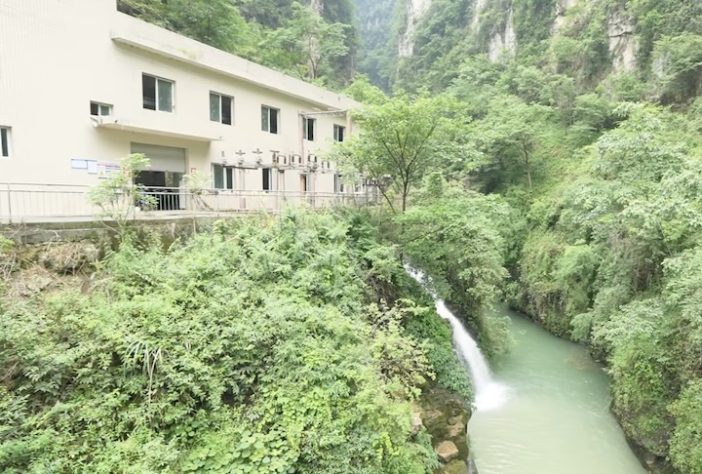 Família vive isolada em ilha no meio de um rio profundo e cercado por cânions - Reprodução/YouTube