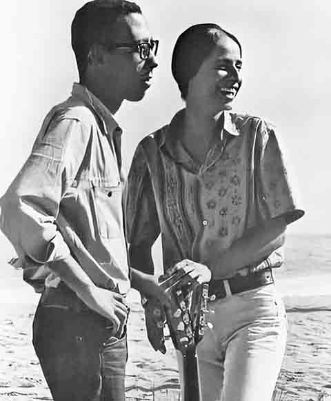 A sua estreia profissional aconteceu em 1965, quando passou a integrar o Grupo Opinião como violonista. Pouco depois, assumiu a direção musical das primeiras apresentações de Maria Bethânia no Rio de Janeiro e teve composições registradas por nomes como Elizeth Cardoso e Nara Leão. 
