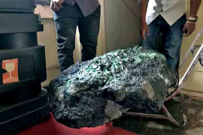 Pedra preciosa de 300 kg foi encontrada no palácio presidencial de Madagascar - reprodução do Youtube Canal FRANCE 24