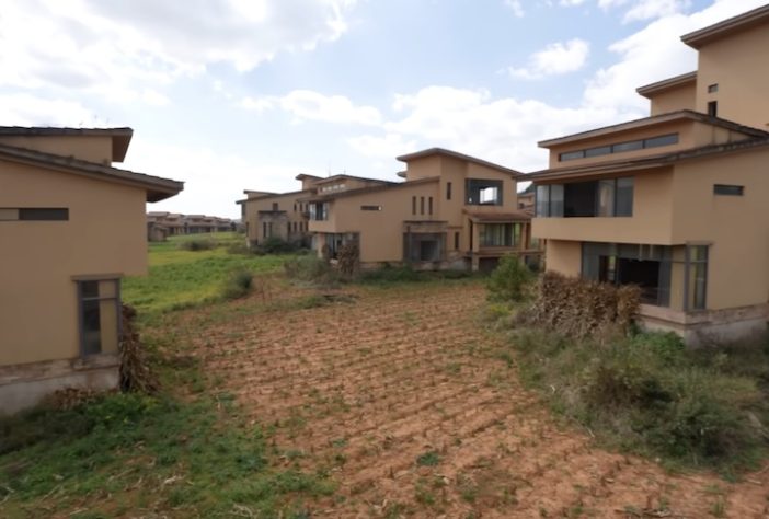 Vila com mais de 100 mansões de luxo abandonadas chama a atenção em província da China - Reprodução/YouTube