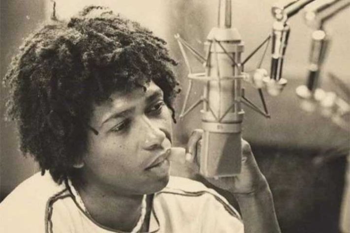 Djavan lança novo disco