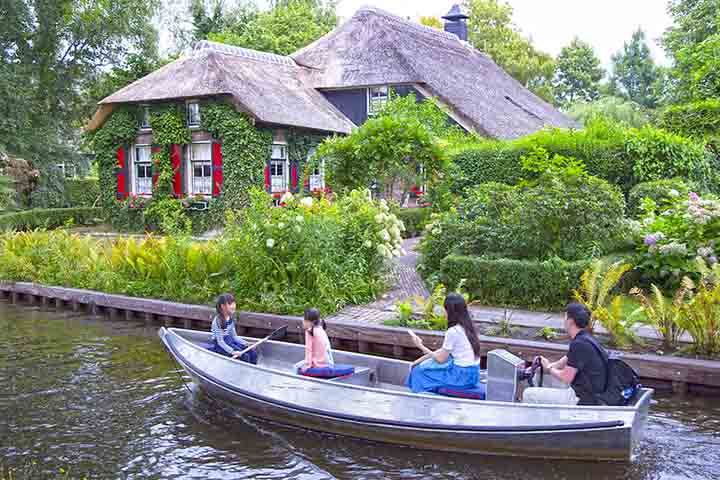Giethoorn (Países Baixos)
Tem cerca de 2,8 mil habitantes e é conhecida como “cidade sem ruas”. No centro, a locomoção é feita por barcos, com canais substituindo avenidas e carros praticamente inexistentes.