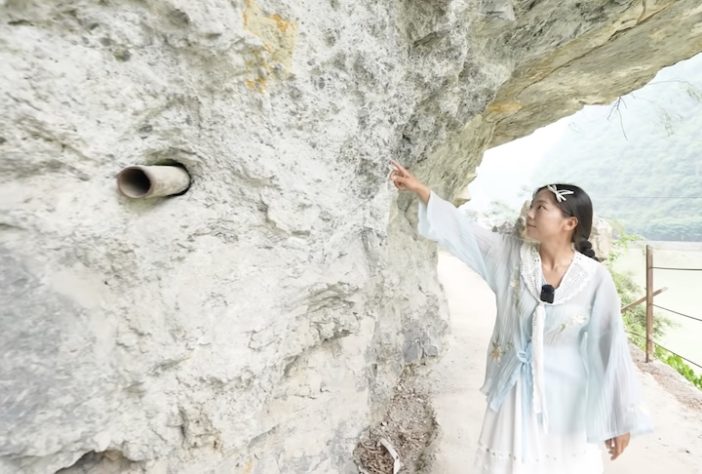 Família vive isolada em ilha no meio de um rio profundo e cercado por cânions - Reprodução/YouTube