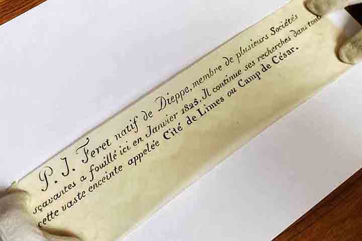 À emissora britânica BBC, o chefe do serviço arqueológico declarou que o texto era de autoria de PJ Féret, um intelectual que fez escavações no local em janeiro de 1825. Ele, que liderou a primeira exploração no local, comunicava que seguia fazendo investigações na área.
