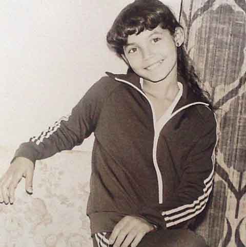 Mônica Rodrigues Carvalho nasceu em 28 de março de 1971 em Nova Iguaçu e cresceu na Baixada Fluminense, no Rio de Janeiro. Antes de ser atriz, ela iniciou trajetória como modelo.
