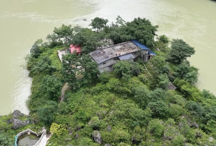 Família vive isolada em ilha no meio de um rio profundo e cercado por cânions - Reprodução/YouTube