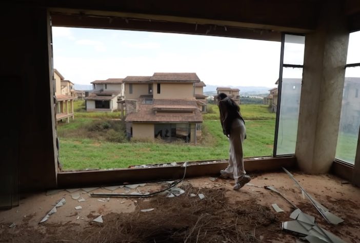 Vila com mais de 100 mansões de luxo abandonadas chama a atenção em província da China - Reprodução/YouTube