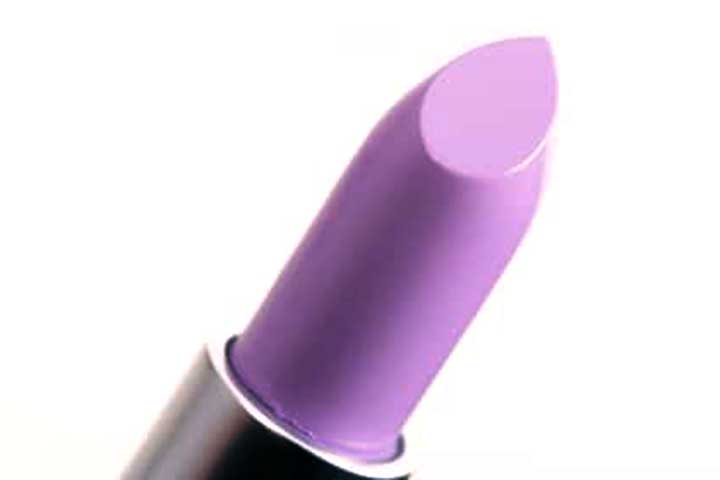 A indústria cosmética floresceu, com o surgimento de inúmeras marcas e a introdução de uma vasta gama de cores, texturas, como cremoso, matte, cintilante, e acabamentos, atendendo aos diferentes gostos e tendências de cada década. 