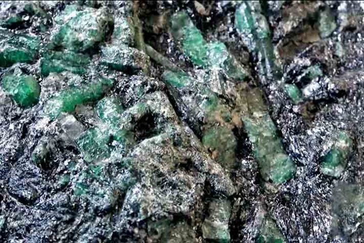 Pedra preciosa de 300 kg foi encontrada no palácio presidencial de Madagascar - reprodução do Youtube Canal FRANCE 24