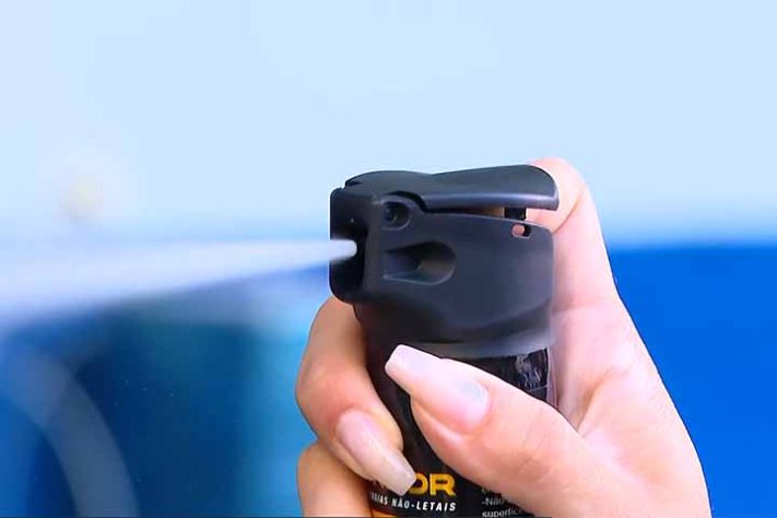 Governador do RJ sanciona lei que libera venda de spray de pimenta para mulheres