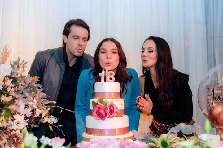 Mônica tem duas filhas: Yaclara, fruto de relacionamento com Armindo Júnior, e Valentina, do atual casamento com Alaor Paris.
