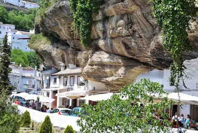 Setenil de las Bodegas: a cidade espanhola que vive sob rochas gigantes