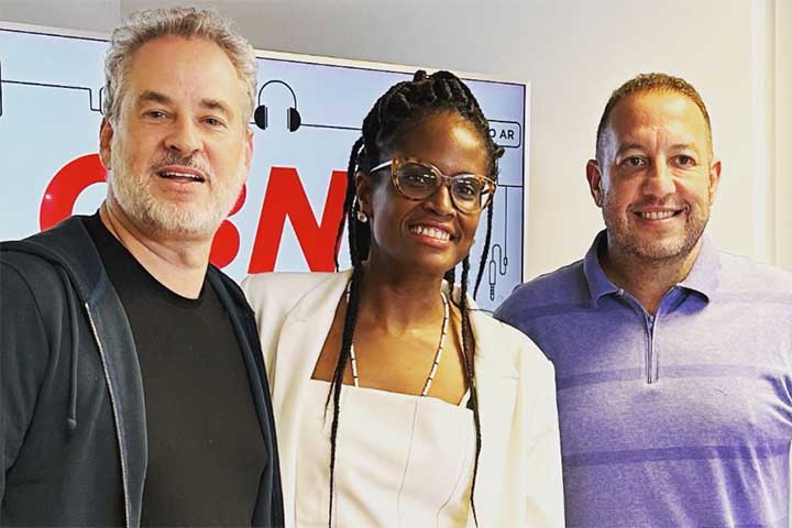 Além disso, esbanjou versatilidade ao comandar o programa Bola da Vez da ESPN. Desde 2006, apresenta o Fim de Expediente na rádio CBN, ao lado de José Godoy e Teco Medina.