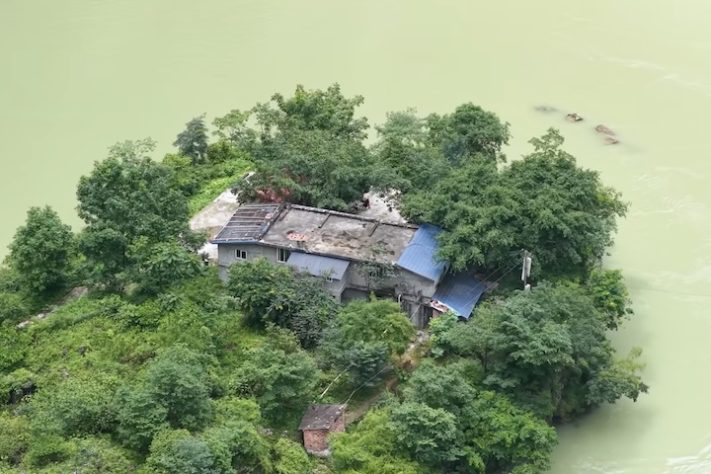 Família vive isolada em ilha no meio de um rio profundo e cercado por cânions - Reprodução/YouTube