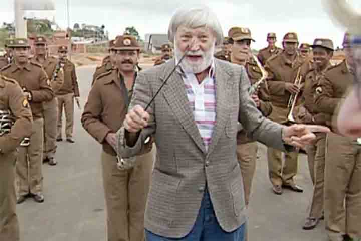 Mesmo com as transformaÃ§Ãµes da indÃºstria fonogrÃ¡fica, Ray Conniff manteve-se ativo atÃ© o fim da vida. Continuou gravando, se apresentando e revisitando clÃ¡ssicos sempre fiel Ã  fÃ³rmula que o consagrou: a harmonia perfeita entre orquestra e coral. 
