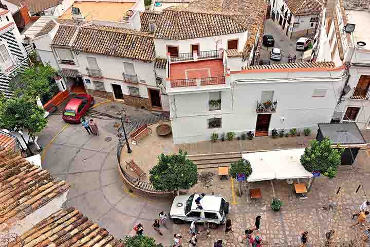 As pequenas ruas e escadarias do centro histórico ainda conservam traços da Espanha tradicional, com casas revestidas de cal, varandas floridas e uma atmosfera que mistura tranquilidade e identidade local.
