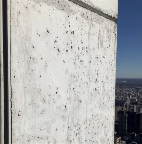 Parte da fachada de concreto branco começou a se soltar e já houve queixas de que o edifício chega a balançar com o vento, gerando ruídos comparados aos de um navio em alto-mar.