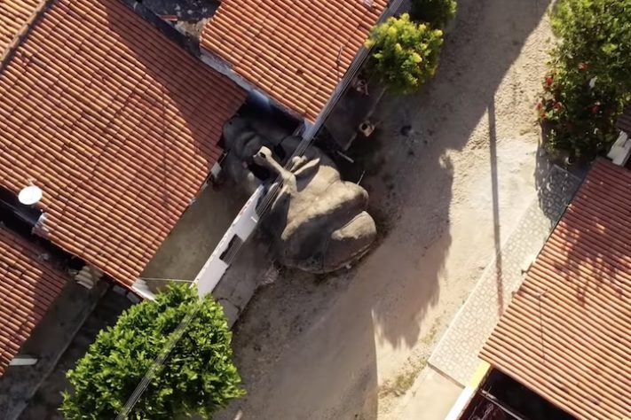 Em Caridade, no interior do Ceará, cabeça da estátua de Santo Antônio foi montada no chão e nunca foi unida ao corpo — Reprodução/YouTube