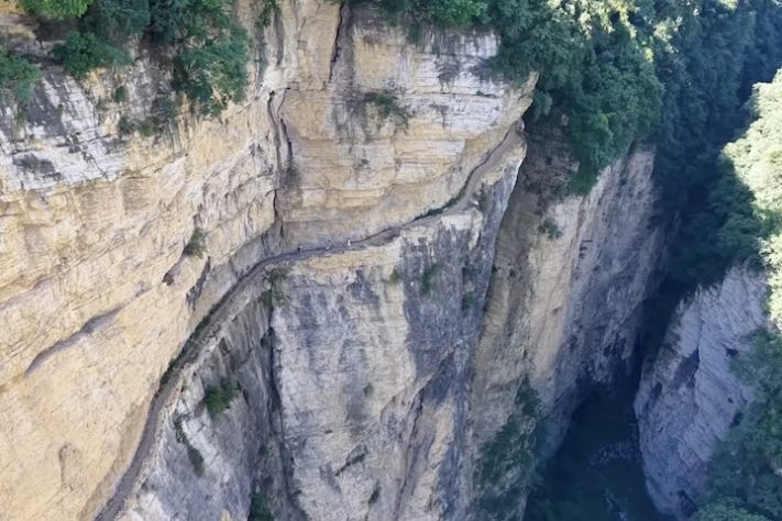 Estrada de tábuas construída por moradores locais em penhasco de 200 metros de altura impressiona na China - Reprodução/YouTube