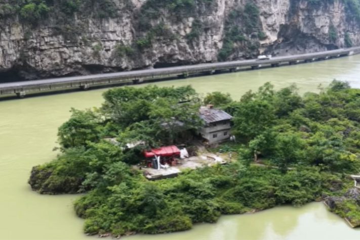 Família vive isolada em ilha no meio de um rio profundo e cercado por cânions - Reprodução/YouTube