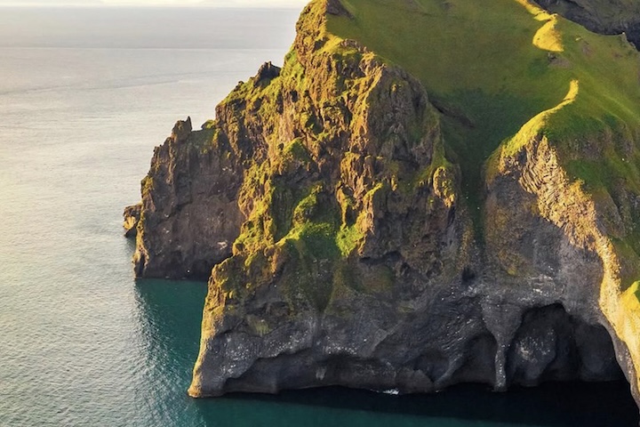 Embora alguns acreditem que a Elephant Rock tenha se formado durante a erupção do vulcão Eldfell em 1973, a maioria dos especialistas sugere que ela é muito mais antiga, com cerca de 15 mil anos.