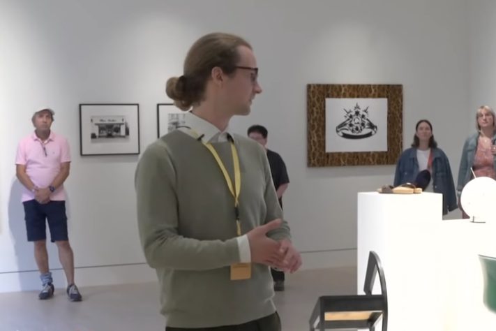 Guia rabugento faz sucesso em museu da Alemanha e viraliza nas redes sociais - Reprodução/YouTube