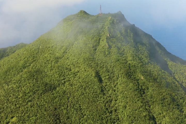 A ilha é dominada pelo Monte Scenery, um vulcão dormente que é o ponto mais alto de todo o Reino dos Países Baixos, com 870 metros.